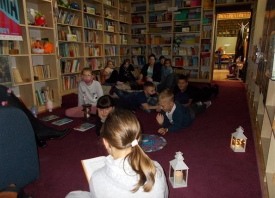 Noc Bibliotek 7- akcja czytelnicza z kl. IVB
