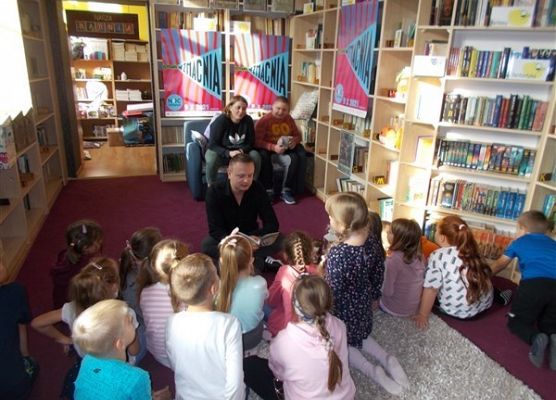 Klasa IB słucha poezji Tuwima dla dzieci 1