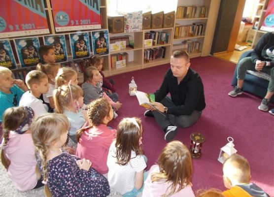 Klasa IB słucha poezji Tuwima dla dzieci 2