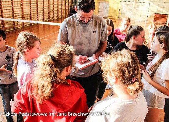 rozdawanie autografów