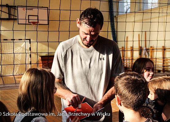 rozdawanie autografów