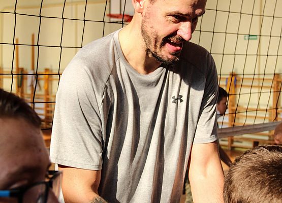 rozdawanie autografów