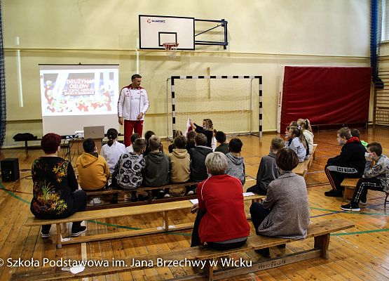 dzieci słuchają prelekcji