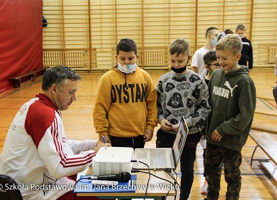 rozdawanie autografów