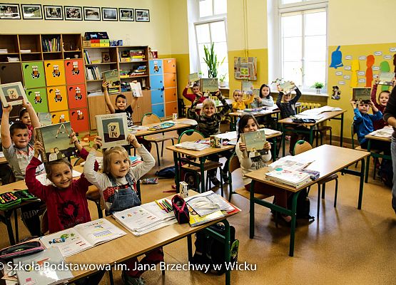 Klasa IA otrzymuje wyprawki czytelnicze