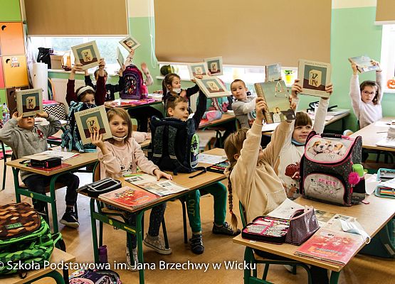 Klasa IB otrzymuje wyprawki czytelnicze