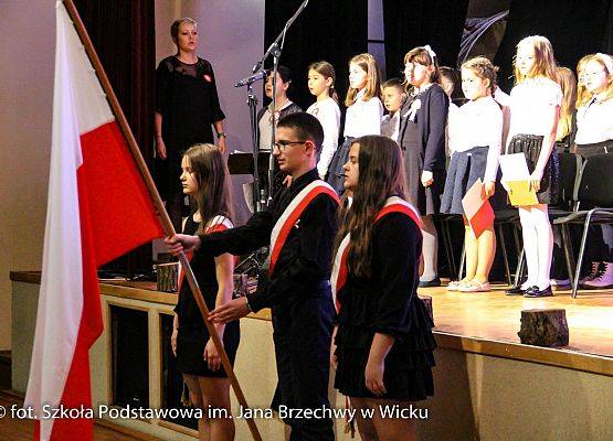 Występ naszej młodzieży podczas Wieczornicy Niepodległościowej w GOKiS-ie w Wicku,  10.11.2021, 1