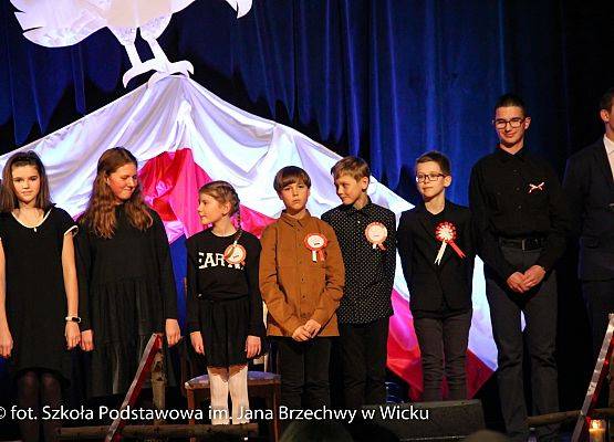 Występ naszej młodzieży podczas Wieczornicy Niepodległościowej w GOKiS-ie w Wicku,  10.11.2021, 10