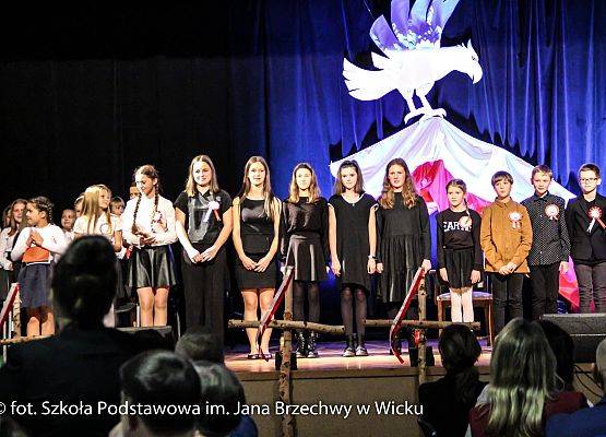 Występ naszej młodzieży podczas Wieczornicy Niepodległościowej w GOKiS-ie w Wicku,  10.11.2021, 12