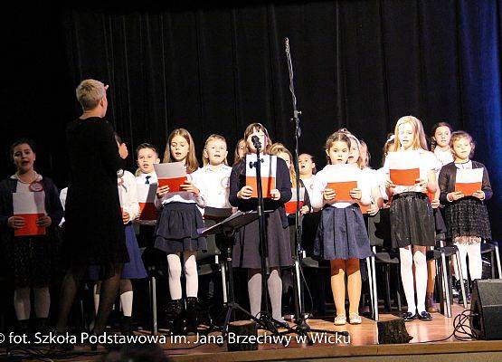 Występ naszej młodzieży podczas Wieczornicy Niepodległościowej w GOKiS-ie w Wicku,  10.11.2021, 2