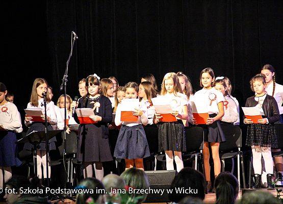 Występ naszej młodzieży podczas Wieczornicy Niepodległościowej w GOKiS-ie w Wicku,  10.11.2021, 3