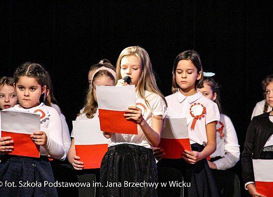 Występ naszej młodzieży podczas Wieczornicy Niepodległościowej w GOKiS-ie w Wicku,  10.11.2021, 4