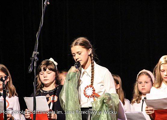 Występ naszej młodzieży podczas Wieczornicy Niepodległościowej w GOKiS-ie w Wicku,  10.11.2021, 7
