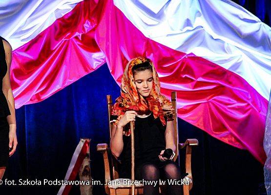 Występ naszej młodzieży podczas Wieczornicy Niepodległościowej w GOKiS-ie w Wicku,  10.11.2021, 8