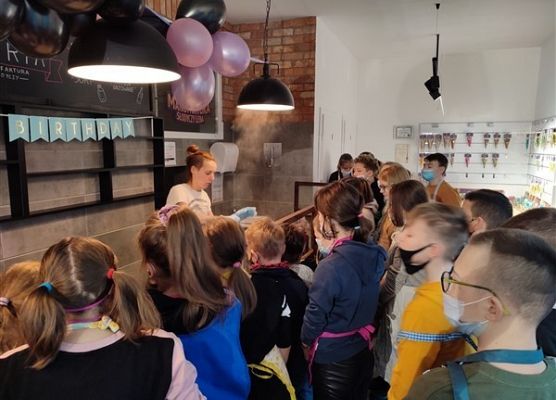 Grafika 4: …A może jeszcze pojechać nad morze? Wycieczka kl. IVb i Va do Łeby