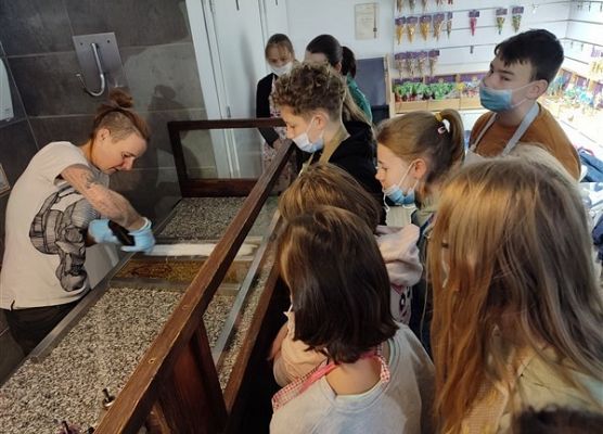 Grafika 7: …A może jeszcze pojechać nad morze? Wycieczka kl. IVb i Va do Łeby