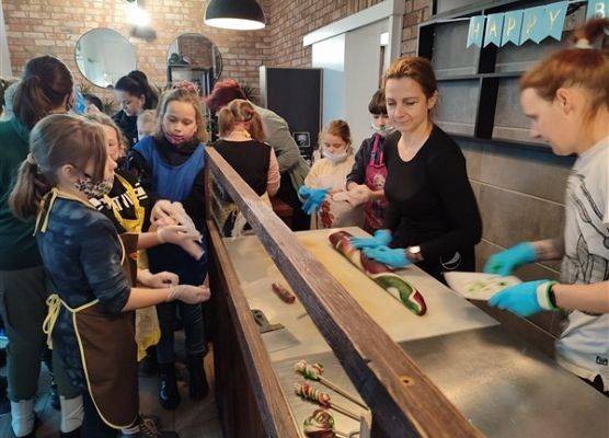 Grafika 8: …A może jeszcze pojechać nad morze? Wycieczka kl. IVb i Va do Łeby