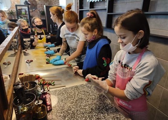 Grafika 9: …A może jeszcze pojechać nad morze? Wycieczka kl. IVb i Va do Łeby