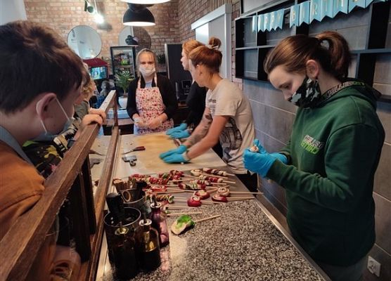 Grafika 12: …A może jeszcze pojechać nad morze? Wycieczka kl. IVb i Va do Łeby