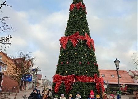 Grafika 16: …A może jeszcze pojechać nad morze? Wycieczka kl. IVb i Va do Łeby