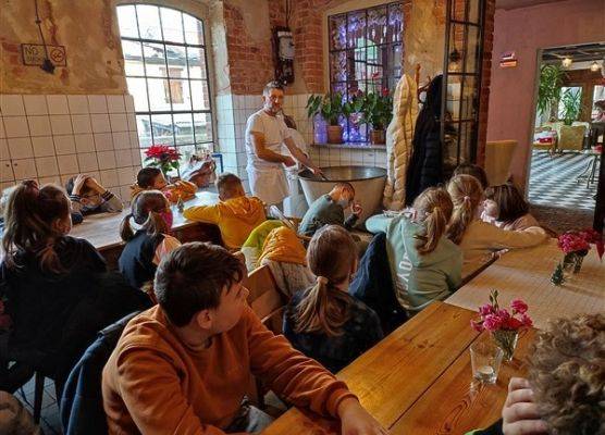 Grafika 26: …A może jeszcze pojechać nad morze? Wycieczka kl. IVb i Va do Łeby