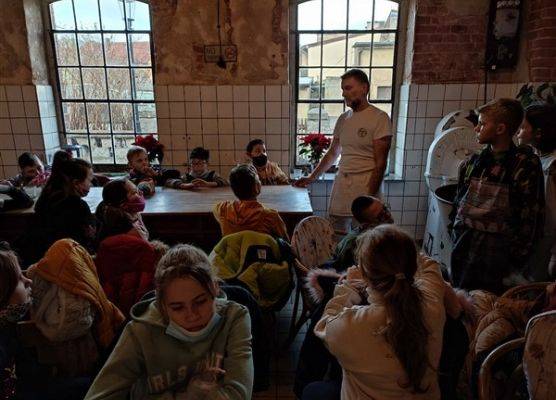 Grafika 27: …A może jeszcze pojechać nad morze? Wycieczka kl. IVb i Va do Łeby