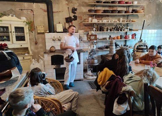 Grafika 30: …A może jeszcze pojechać nad morze? Wycieczka kl. IVb i Va do Łeby