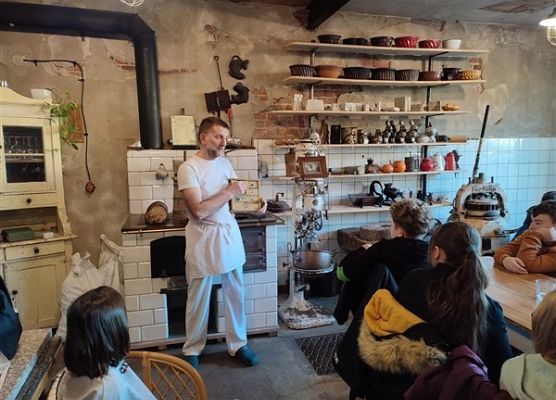 Grafika 32: …A może jeszcze pojechać nad morze? Wycieczka kl. IVb i Va do Łeby