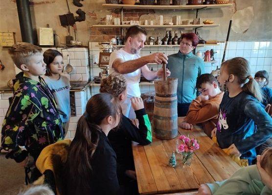 Grafika 33: …A może jeszcze pojechać nad morze? Wycieczka kl. IVb i Va do Łeby