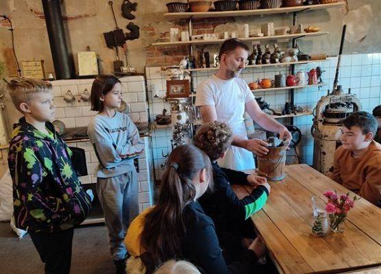 Grafika 34: …A może jeszcze pojechać nad morze? Wycieczka kl. IVb i Va do Łeby