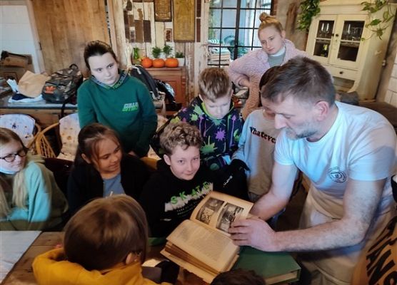 Grafika 37: …A może jeszcze pojechać nad morze? Wycieczka kl. IVb i Va do Łeby