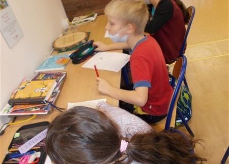 Grafika 1: Uczniowie klasy IIIB poznali baśniowy świat w wersji science fiction „Cyberiady” Stanisława Lema i tworzyli własne projekty robotów