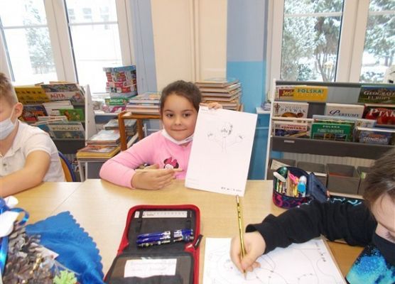 Grafika 4: Uczniowie klasy IIIB poznali baśniowy świat w wersji science fiction „Cyberiady” Stanisława Lema i tworzyli własne projekty robotów