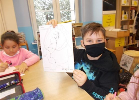 Grafika 3: Uczniowie klasy IIIB poznali baśniowy świat w wersji science fiction „Cyberiady” Stanisława Lema i tworzyli własne projekty robotów