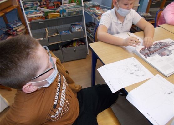 Grafika 5: Uczniowie klasy IIIB poznali baśniowy świat w wersji science fiction „Cyberiady” Stanisława Lema i tworzyli własne projekty robotów