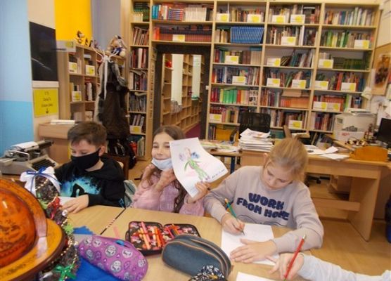 Grafika 6: Uczniowie klasy IIIB poznali baśniowy świat w wersji science fiction „Cyberiady” Stanisława Lema i tworzyli własne projekty robotów