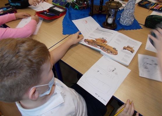 Grafika 7: Uczniowie klasy IIIB poznali baśniowy świat w wersji science fiction „Cyberiady” Stanisława Lema i tworzyli własne projekty robotów
