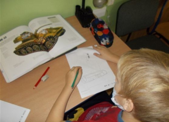 Grafika 8: Uczniowie klasy IIIB poznali baśniowy świat w wersji science fiction „Cyberiady” Stanisława Lema i tworzyli własne projekty robotów