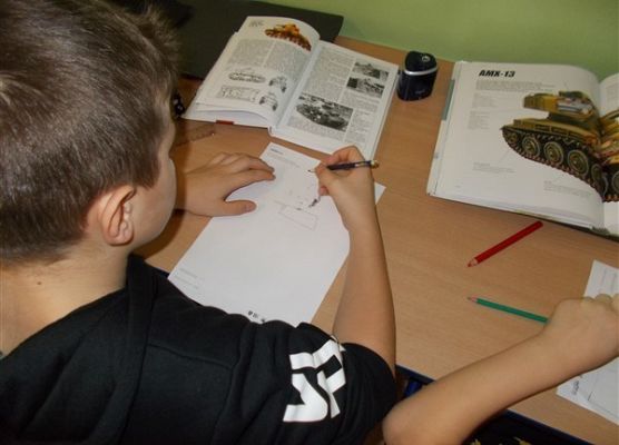 Grafika 9: Uczniowie klasy IIIB poznali baśniowy świat w wersji science fiction „Cyberiady” Stanisława Lema i tworzyli własne projekty robotów