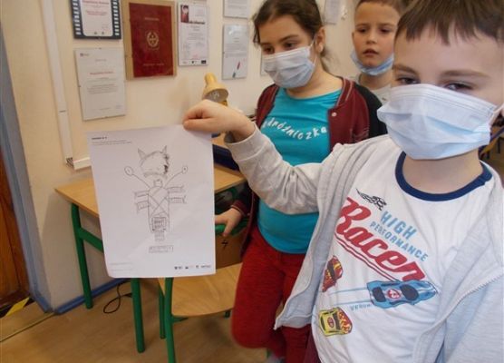 Grafika 11: Uczniowie klasy IIIB poznali baśniowy świat w wersji science fiction „Cyberiady” Stanisława Lema i tworzyli własne projekty robotów