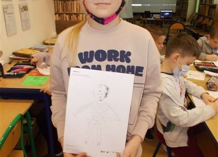 Grafika 12: Uczniowie klasy IIIB poznali baśniowy świat w wersji science fiction „Cyberiady” Stanisława Lema i tworzyli własne projekty robotów