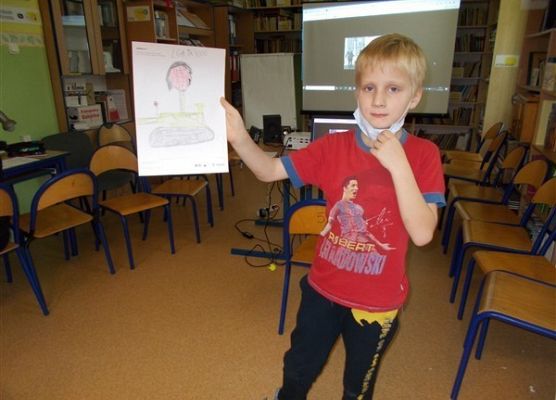 Grafika 13: Uczniowie klasy IIIB poznali baśniowy świat w wersji science fiction „Cyberiady” Stanisława Lema i tworzyli własne projekty robotów