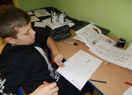 Grafika 14: Uczniowie klasy IIIB poznali baśniowy świat w wersji science fiction „Cyberiady” Stanisława Lema i tworzyli własne projekty robotów