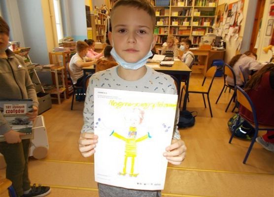 Grafika 15: Uczniowie klasy IIIB poznali baśniowy świat w wersji science fiction „Cyberiady” Stanisława Lema i tworzyli własne projekty robotów