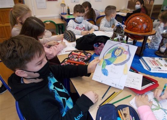 Grafika 16: Uczniowie klasy IIIB poznali baśniowy świat w wersji science fiction „Cyberiady” Stanisława Lema i tworzyli własne projekty robotów