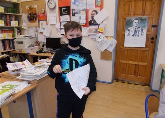 Grafika 19: Uczniowie klasy IIIB poznali baśniowy świat w wersji science fiction „Cyberiady” Stanisława Lema i tworzyli własne projekty robotów