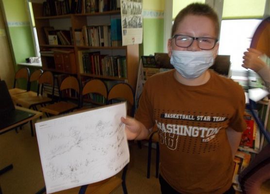 Grafika 21: Uczniowie klasy IIIB poznali baśniowy świat w wersji science fiction „Cyberiady” Stanisława Lema i tworzyli własne projekty robotów