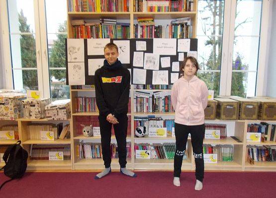 Grafika 1: Wystawa prac klubowiczów Dyskusyjnego Klubu Książki w Bibliotece Szkolnej w Wicku