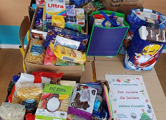 Grafika 1: "Dar Juniora dla Seniora". Nasi Wolontariusze i działacze Samorządu Uczniowskiego lubią pomagać i robią to wspaniale!