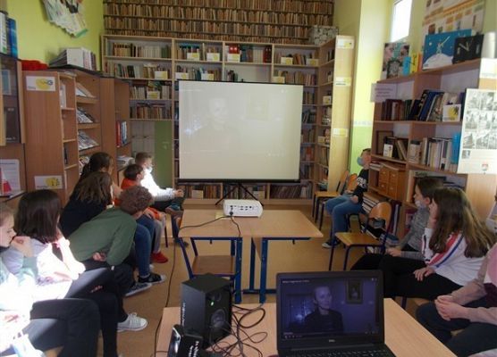 Piątoklasistki SP Wicko na zajęciach bibliotecznych o polskich romantykach